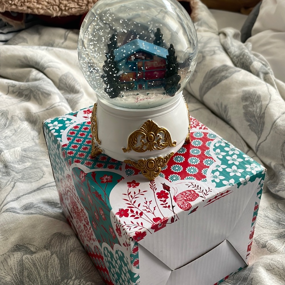 Lover snow globe